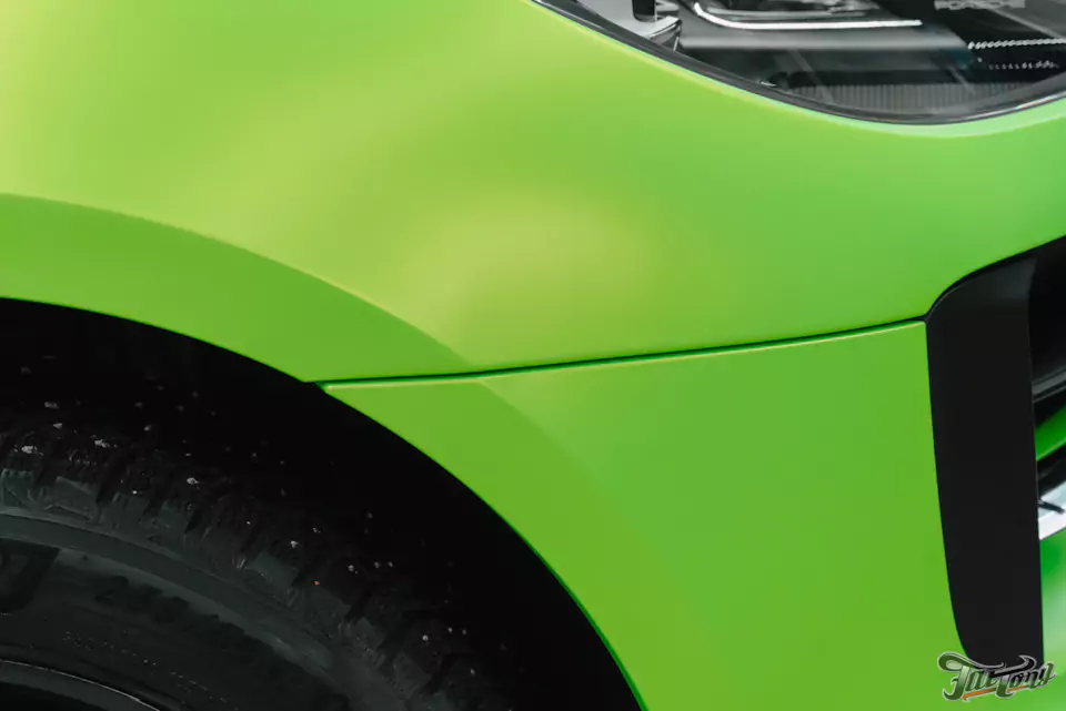 Оклеили Porsche Macan ярко-салатовым винилом и забронировали матовым полиуретаном, окрасили диски в черный глянец, установили ремни безопасности в цвет пленки (напечатали цвет!)